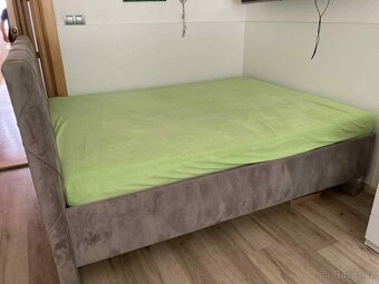 2 roky stará jen krátce používaná postel s matracemi - 3