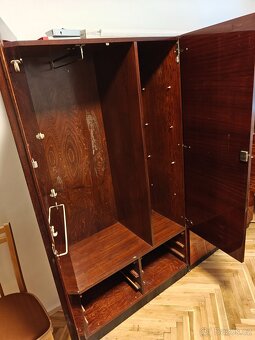 Šatní skříň a komoda - 3