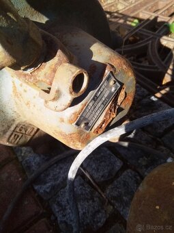 Stará litinová tovární světla. - 3