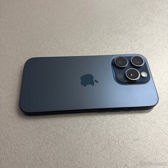 iPhone 15 Pro 256GB blue titan, pěkný stav, rok záruka - 3