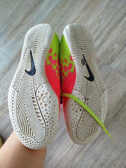 Dětské sálovky Nike, vel. 35, stélka 22cm - 3