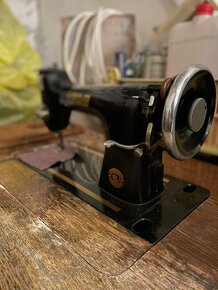 Starožitný šicí stroj Lada - 3