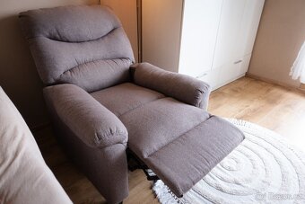 Zánovní šedé TV křeslo s manuálním polohováním - 3