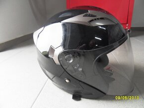 Moto helmu se slunecnim stitem - 3