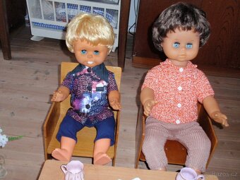 Dřevěný nábytek i s panenkama a s doplňky - 3