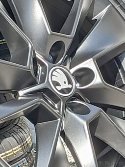 Pěkná nová letní orig alu Škoda Karoq 215/55/17 - 3