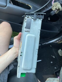 CD changer Renault Megane II - 3