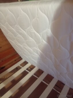Dřevěná postel s matrací roštem a bočnicí - 3