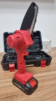 Prodám mini AKU řetězovou pilu na dřevo 21V + 2 baterky - 3