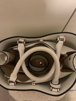 Bílá kabelka Guess - 3