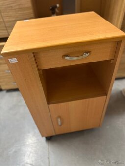 Skříňka na kolečkách - 3