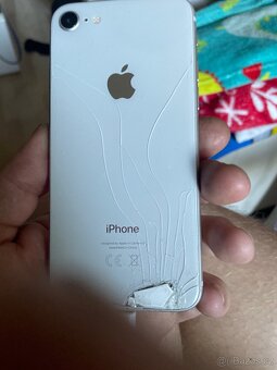 iPhone 8 bíla barva praskly záda přidám obal funkcni - 3