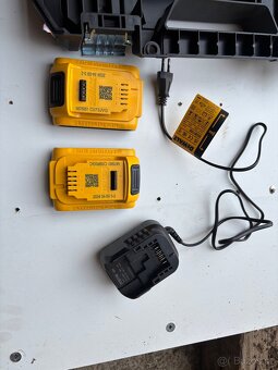 DeWALT příslušenství: kufr + 2× aku + nabíječka - 3