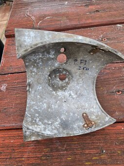 pérák - kryt karburátoru - 3