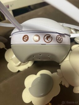 Kolotoč nad postýlku s projektorem - 3