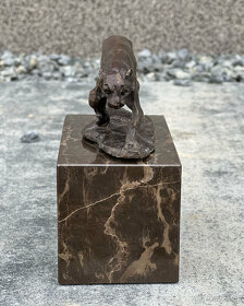 Bronzová figurka na mramorovém podstavci - Krčící se panter - 3