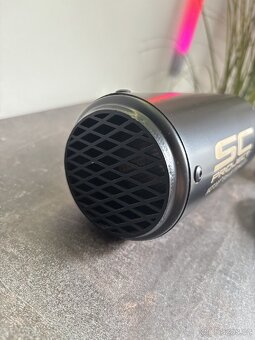 SC Project koncovka výfuku na motorku s mřížkou - 3