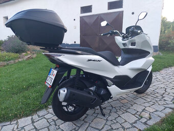 HONDA PCX 125 2024 ČR, najeto 2400km, kufr HONDA - 3