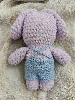 Háčkovaný zajíček v overalu - 3