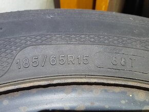 4x disky Kia s pneu na dojeti - 185/65/R15, cena dohromady - 3