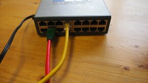 Kompaktni 16-portovy switch Linksys - 3