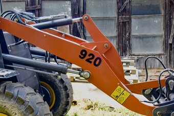 Kloubový nakladač 920T - 3