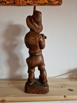 Vyřezávaný chlapec s flétnou - 3