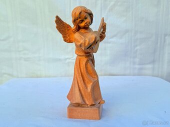 Dřevěná socha anděl hudebník hrající na loutnu - 3