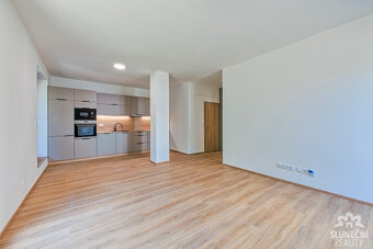 Pronájem bytu 2+kk s vyhrazeným parkovacím stáním, 57 m², Uh - 3