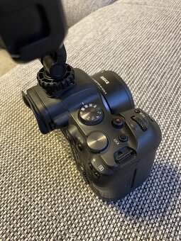Canon EOS R6 - TOP stav + 2 baterie, brašna, karta - 3