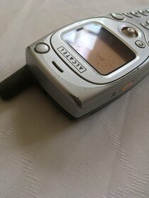Alcatel OT-501: krásný retro mobil bez foťáku - 3
