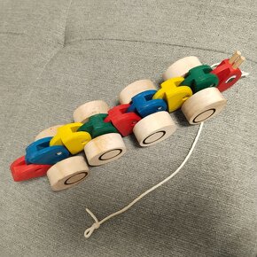 Dětská dřevěná hračka Tahací stonožka s koly - 3