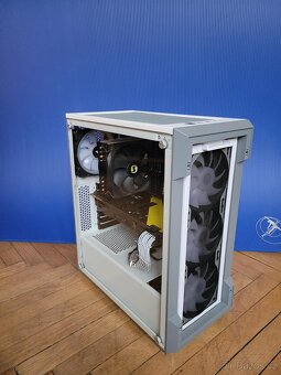 Custom PC s GTX 1080 a monitorem 144hz - 3
