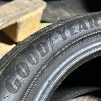 Letní pneu 215/45 R18 89V GoodYear 6,5-7mm - 3