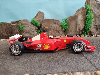 Prodám model 1:18 Ferrari F1 F2001 - 3