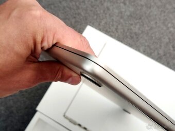 MacBook Air 13 palců M2 8 GB RAM 256 ssd - 3
