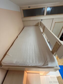 Dětský pokoj: 2 postele, stůl, schody + nová matrace - 3