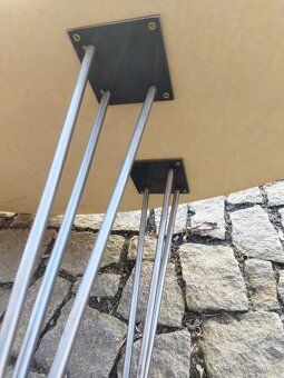 Stolek, lampa, židličky - 3