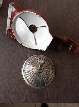 Starožitný mlýnek na strouhanku - 3