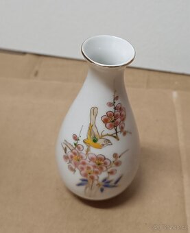 Malá porcelánová vázička s květinami a ptáčkem - 3