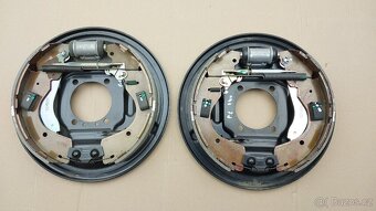 Nissan Navara D40 : Štíty zadních brzd - 3