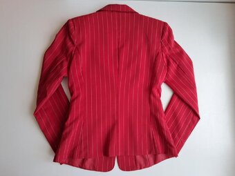 nový, červený kalhotový kostým s pruhy, vel. 38 - 3