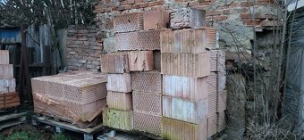 Prodám cihly  bet.patky,str.panely,cihly,svody na okapy,pr.1 - 3