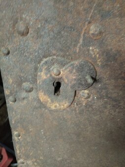 starožitná plechová vrata - 3