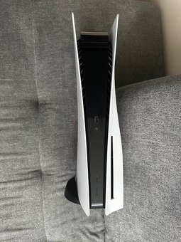 Prodám PlayStation 5 (verze s mechanikou)+ 2 ovladače - 3