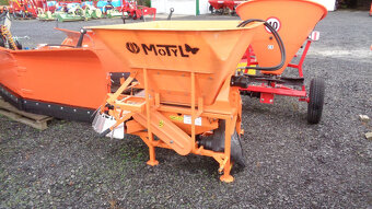 Rozmetadlo MOTYL M031M soli , pisku za traktor neseny - 3