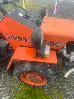 Traktor BELORUS 082 a příslušenství. - 3
