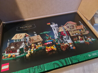 LEGO® ICONS™ 10332 Středověké náměstí - 3