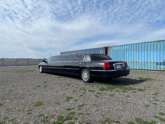 Lincoln Town Car - 3