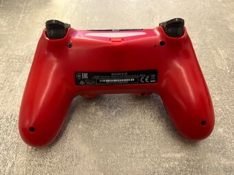 Nový červený ovladač na PS4 - 3